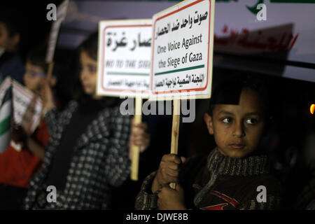 Gaza, Territoires Palestiniens, . 30Th Nov, 2013. Un enfant palestinien est titulaire d'une plaque avec l'arabe se lit, ''No pour siège de Gaza'' que d'autres bougies chidden tenir au cours d'une manifestation dans la ville de Gaza, le 30 novembre 2013.Photo : Majdi Fathi/NurPhoto NurPhoto © Majdi Fathi//ZUMAPRESS.com/Alamy Live News Banque D'Images