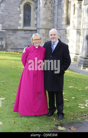 Dublin, Irlande. Le 30 novembre 2013. L'Evêque élu le pasteur Pat Story (L) est photographié avec son mari le pasteur Comte Histoire (R) avant le service. Plus le pasteur Pat Story a été consacrée comme église d'Irlande évêque de Meath et Kildare en la cathédrale Christ Church de Dublin. Crédit : Michael Debets/Alamy Live News Banque D'Images