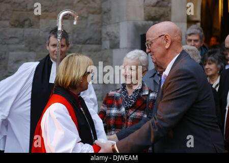 Dublin, Irlande. Le 30 novembre 2013. L'évêque de Meath et les plus Kildare pasteur Pat Story (L), reçoit des vœux d'un membre de la congrégation. Plus le pasteur Pat Story a été consacrée comme église d'Irlande évêque de Meath et Kildare en la cathédrale Christ Church de Dublin. Crédit : Michael Debets/Alamy Live News Banque D'Images