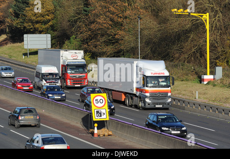 Le TRAFIC EN DIRECTION DES TRAVAUX ROUTIERS DE L'autoroute M6 avec limite de vitesse 50MPH INSCRIPTION SÉCURITÉ caméras Internet de FIRE@will MOBILE UK Banque D'Images