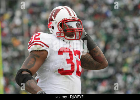 Le 2 octobre 2010 - East Lansing, Michigan, États-Unis d'Amérique - Wisconsin Badgers tournant retour John Clay (32) se réchauffe avant le match contre les Spartans de Michigan State à Spartan Stadium. (Crédit Image : © Rey Del Rio/ZUMApress.com) Southcreek/mondial Banque D'Images