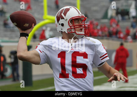 Le 2 octobre 2010 - East Lansing, Michigan, États-Unis d'Amérique - Wisconsin Badgers quarterback Scott Tolzien (16) se réchauffe avant le match contre les Spartans de Michigan State à Spartan Stadium. (Crédit Image : © Rey Del Rio/ZUMApress.com) Southcreek/mondial Banque D'Images