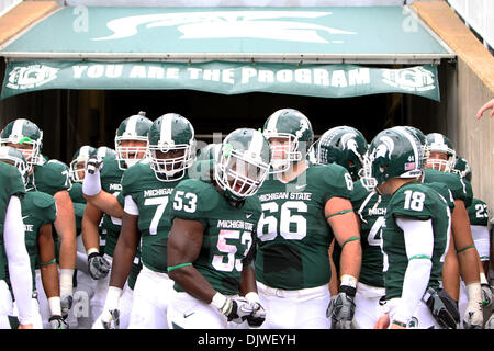 Le 2 octobre 2010 - East Lansing, Michigan, États-Unis d'Amérique - Michigan State Spartans secondeur Greg Jones (53) avant le match contre le Wisconsin Badgers (crédit Image : © Rey Del Rio/ZUMApress.com) Southcreek/mondial Banque D'Images