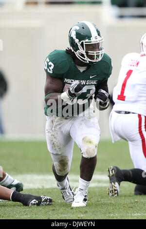 Le 2 octobre 2010 - East Lansing, Michigan, États-Unis d'Amérique - Michigan State Spartans secondeur Greg Jones (53) pendant le match contre les Badgers du Wisconsin au Spartan Stadium. (Crédit Image : © Rey Del Rio/ZUMApress.com) Southcreek/mondial Banque D'Images