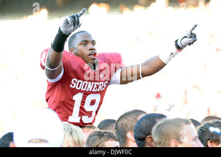 Le 2 octobre 2010 - Dallas, Texas, United States of America - Oklahoma Sooners le receveur Ryan Caro (19) célèbre après le match entre l'Université du Texas et l'Université de l'Oklahoma. Les Sooners défait les Longhorns 28-20 au Cotton Bowl de Dallas, au Texas. (Crédit Image : © Jerome Miron/ZUMApress.com) Southcreek/mondial Banque D'Images