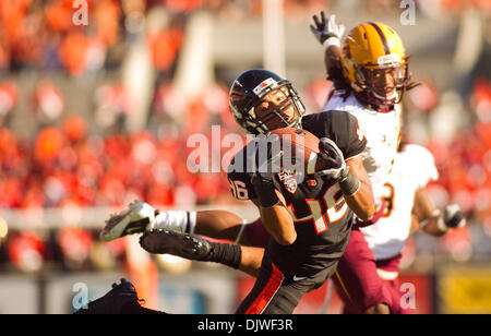 Le 2 octobre 2010 - Corvallis, Oregon, United States of America - Oregon State Beavers wide receiver Aaron Nichols (46) effectue une capture de plongée de l'état de l'Arizona 31-28 OSU défait à Reser Stadium à Corvallis Oregon. (Crédit Image : © Jimmy Hickey/ZUMApress.com) Southcreek/mondial Banque D'Images