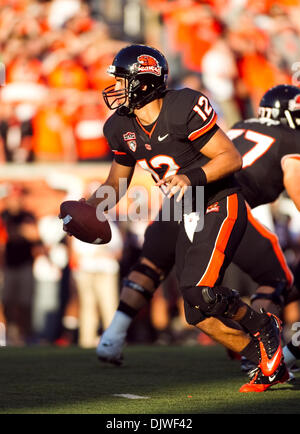 Le 2 octobre 2010 - Corvallis, Oregon, United States of America - Oregon State Beavers quart-arrière Ryan Katz (12) remonte à la main. L'OSU défait 31-28 à l'état de l'Arizona de Reser Stadium à Corvallis Oregon. (Crédit Image : © Jimmy Hickey/ZUMApress.com) Southcreek/mondial Banque D'Images