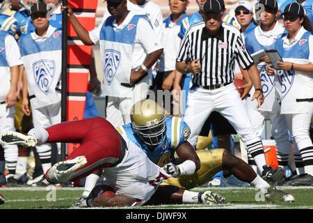 Le 2 octobre 2010 - Pasadena, Californie, États-Unis d'Amérique - UCLA Bruins Owamagbe Odighizuwa défensive fin # 94 (milieu dos), Washington State Cougars James Montgomery running back # 21 (avant la mi) au cours de l'UCLA vs Washington State game au Rose Bowl. L'UCLA Bruins a ensuite battu les Cougars de l'État de Washington avec un score final de 42-28. (Crédit Image : © Brandon Banque D'Images