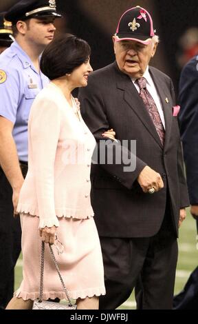 Oct 03, 2010 - La Nouvelle Orléans, Louisiane, États-Unis - New Orleans Saints propriétaire TOM BENSON et son épouse GAYLE à pied le terrain devant les Saints jouer les Panthers durant la saison régulière de la NFL à la Nouvelle Orléans, Louisiane. (Crédit Image : © Dan Anderson/ZUMApress.com) Banque D'Images