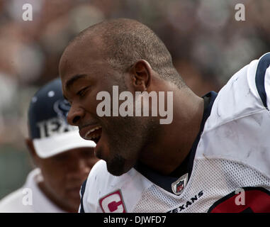 Oct 3, 2010 - Oakland, Californie, États-Unis - NFL football - Oakland Raiders vs Houston Texans au Oakland-Alameda County Coliseum Dimanche, Octobre 03, 2010. Houston Texans défensive fin MARIO WILLIAMS # 90 sur la touche. Pour les Texans Raiders a perdu 24 à 31. (Crédit Image : © Al/ZUMApress.com) Golub Banque D'Images