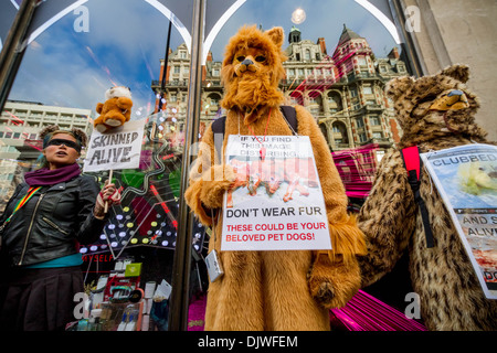 Anti-Fur manifestation devant le grand magasin Harvey Nichols à Londres Banque D'Images