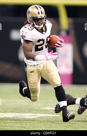 Oct 3, 2010 : New Orleans Saints d'Ivoire Chris (29) exécute la balle au cours d'action de jeu entre les New Orleans Saints et les Panthers au Louisiana Superdome à la Nouvelle Orléans, Louisiane. Les Saints a gagné 16-15. (Crédit Image : © Donald Page/global/ZUMApress.com) Southcreek Banque D'Images