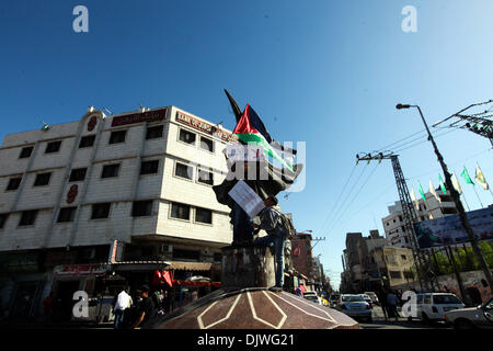 Gaza, territoire palestinien, le 30 novembre 2013. Les Palestiniens et des militants internationaux crier des slogans tenant des banderoles lors d'une manifestation contre le programme de réinstallation forcée des résidents bédouins du désert du Néguev dans le sud le 30 novembre 2013 dans la ville de Gaza. Un projet de loi appelant à la relocalisation de 30,000-40 000 Bédouins, la démolition d'environ 40 villages et à la confiscation de plus de 700 000 dunams (70 000 hectares) de terres du Néguev a été approuvé par le gouvernement en janvier et par le Parlement en première lecture en juin 2013. Credit : ZUMA Press, Inc./Alamy Live News Banque D'Images