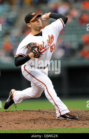 3 octobre 2010 - Baltimore, Maryland, États-Unis d'Amérique - Baltimore Orioles lanceur droitier Mike Gonzalez (51) fait un lancer au cours de la huitième manche de l'après-midi dimanche match contre les Tigers de Detroit à Camden Yards de Baltimore, MD. Les Tigres défait les Orioles 4-2. (Crédit Image : © Russell Tracy/global/ZUMApress.com) Southcreek Banque D'Images