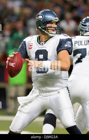 03 octobre, 2010 - Saint Louis, Missouri, United States of America - Seattle Seahawks Quarterback Matt Hasselbeck (8) a l'air de passer la balle au cours d'un match entre le Saint Louis Rams et les Seahawks de Seattle à l'Edward Jones Dome à Saint Louis, Missouri. Les Béliers défait Seahawks 20-3. (Crédit Image : © Jimmy Simmons/ZUMApress.com) Southcreek/mondial Banque D'Images