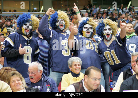 03 octobre, 2010 - Saint Louis, Missouri, United States of America - Rams fans lors d'un match entre le Saint Louis Rams et les Seahawks de Seattle à l'Edward Jones Dome à Saint Louis, Missouri. Les Béliers défait Seahawks 20-3. (Crédit Image : © Jimmy Simmons/ZUMApress.com) Southcreek/mondial Banque D'Images