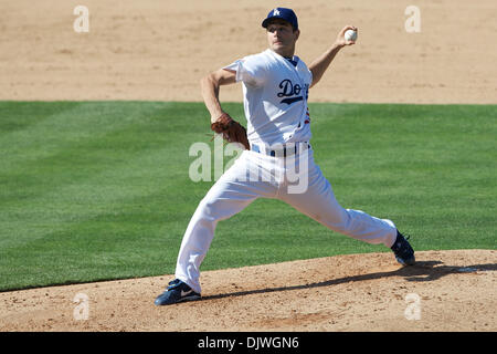 3 octobre 2010 - Los Angeles, Californie, États-Unis d'Amérique - le lanceur partant des Dodgers de Los Angeles, Ted Lilly (29) serait le lanceur gagnant dans le dernier match de la saison pour les Dodgers de Los Angeles, comme l'a défait les Dodgers 3-1 Arizona Diamondbacks au Dodger Stadium. (Crédit Image : © Tony Leon/ZUMApress.com) Southcreek/mondial Banque D'Images