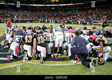 03 octobre, 2010 - Saint Louis, Missouri, États-Unis d'Amérique - un moment solennel après le match entre le Saint Louis Rams et les Seahawks de Seattle à l'Edward Jones Dome à Saint Louis, Missouri. Les Béliers défait Seahawks 20-3. (Crédit Image : © Jimmy Simmons/ZUMApress.com) Southcreek/mondial Banque D'Images