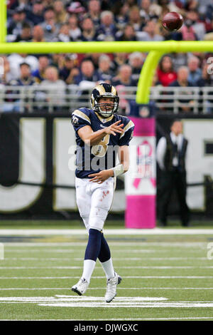 03 octobre, 2010 - Saint Louis, Missouri, United States of America - Saint Louis Rams quart-arrière Sam Bradford (# 8) passe le ballon lors d'un match entre le Saint Louis Rams et les Seahawks de Seattle à l'Edward Jones Dome à Saint Louis, Missouri. Les Béliers défait Seahawks 20-3. (Crédit Image : © Jimmy Simmons/ZUMApress.com) Southcreek/mondial Banque D'Images