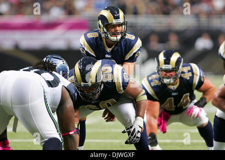 03 octobre, 2010 - Saint Louis, Missouri, United States of America - Saint Louis Rams quart-arrière Sam Bradford (# 8) évalue la défense nationale au cours d'un match entre le Saint Louis Rams et les Seahawks de Seattle à l'Edward Jones Dome à Saint Louis, Missouri. Les Béliers défait Seahawks 20-3. (Crédit Image : © Jimmy Simmons/ZUMApress.com) Southcreek/mondial Banque D'Images