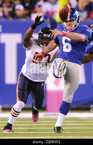 Après une mauvaise manipulation a snap New York Giants punter Matt Dodge (6) récupère le ballon botté à tandis que sous la pression des Chicago Bears secondeur Nick Roach (53) durant la première moitié de l'action entre les NFL New York Giants et les Chicago Bears au New Meadowlands Stadium à East Rutherford, New Jersey. Les Géants les ours mènent 3-0 à la moitié. (Crédit Image : © Vous Schneekloth/Southcreek G Banque D'Images