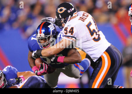 Le secondeur Brian Urlacher Chicago Bears (54) s'attaque à New York Giants running back Brandon Jacobs (27) durant la première moitié de l'action entre les NFL New York Giants et les Chicago Bears au New Meadowlands Stadium à East Rutherford, New Jersey. Les Géants les ours mènent 3-0 à la moitié. (Crédit Image : © Vous Schneekloth/global/ZUMApress.com) Southcreek Banque D'Images