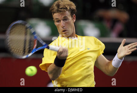 Oct 04, 2010 - Tokyo, Japon - DANIEL GIMENO TRAVER-d'Espagne renvoie une tourné contre E. Schwank de l'Argentine au cours de l'Rakuten Japan Open Tennis Championships 2010 au Colisée Ariake à Tokyo, Japon. (Crédit Image : © Junko Kimura/Jana/ZUMApress.com) Banque D'Images