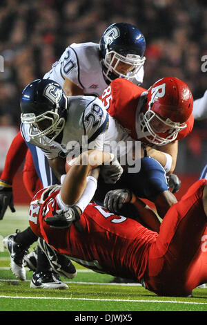 8 octobre 2010 - Piscataway, New Jersey, United States of America - Connecticut Huskies Taylor évoluait Mack (29) dans l'action au Big East Rutgers Stadium à New Brunswick Rutgers du New Jersey vient de derrière pour vaincre le Connecticut 27-24. (Crédit Image : © Brooks Van Arx/global/ZUMApress.com) Southcreek Banque D'Images