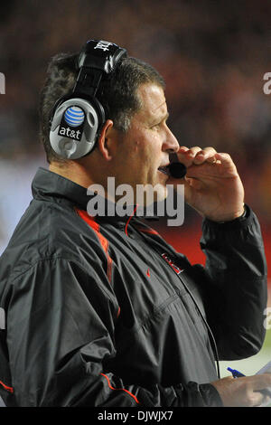 8 octobre 2010 - Piscataway, New Jersey, United States of America - l'entraîneur-chef Greg Schiano Rutgers à Rutgers Stadium à New Brunswick Rutgers du New Jersey vient de derrière pour vaincre le Connecticut 27-24. (Crédit Image : © Brooks Van Arx/global/ZUMApress.com) Southcreek Banque D'Images