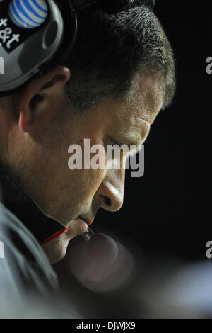 8 octobre 2010 - Piscataway, New Jersey, United States of America - l'entraîneur-chef Greg Schiano Rutgers à Rutgers Stadium à New Brunswick Rutgers du New Jersey vient de derrière pour vaincre le Connecticut 27-24. (Crédit Image : © Brooks Van Arx/global/ZUMApress.com) Southcreek Banque D'Images