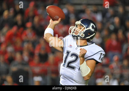 8 octobre 2010 - Piscataway, New Jersey, United States of America - Connecticut Huskies quarterback Cody Endres (12) dans l'action Big East à Rutgers Stadium à New Brunswick Rutgers du New Jersey vient de derrière pour vaincre le Connecticut 27-24. (Crédit Image : © Brooks Van Arx/global/ZUMApress.com) Southcreek Banque D'Images
