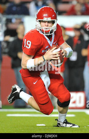 8 octobre 2010 - Piscataway, New Jersey, United States of America - Rutgers Scarlet Knights quarterback Chas Dodd (19) rolls out à la Rutgers Stadium à New Brunswick Rutgers du New Jersey vient de derrière pour vaincre le Connecticut 27-24. (Crédit Image : © Brooks Van Arx/global/ZUMApress.com) Southcreek Banque D'Images