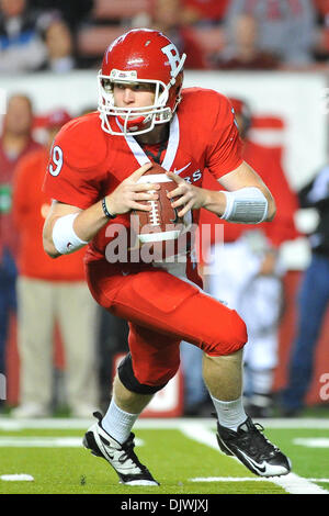 8 octobre 2010 - Piscataway, New Jersey, United States of America - Rutgers Scarlet Knights quarterback Chas Dodd (19) rolls out à la Rutgers Stadium à New Brunswick Rutgers du New Jersey vient de derrière pour vaincre le Connecticut 27-24. (Crédit Image : © Brooks Van Arx/global/ZUMApress.com) Southcreek Banque D'Images