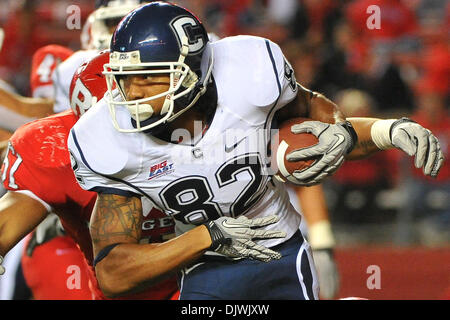 8 octobre 2010 - Piscataway, New Jersey, United States of America - Connecticut Huskies wide receiver Kashif Moore (82) en gros à l'est l'action au stade de Rutgers à New Brunswick Rutgers du New Jersey vient de derrière pour vaincre le Connecticut 27-24. (Crédit Image : © Brooks Van Arx/global/ZUMApress.com) Southcreek Banque D'Images