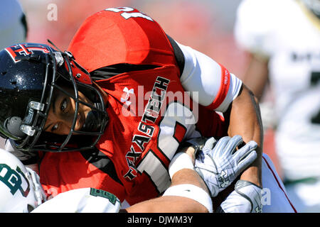 9 octobre 2010 - Dallas, Texas, États-Unis d'Amérique - Texas Tech Red Raiders receveur Lyle Leong (19) fait de l'accueil que le déplacement vers les Texas Tech Red Raiders mener le Baylor Bears 35-28 à la moitié au Cotton Bowl de Dallas, au Texas. (Crédit Image : © Steven Leija/global/ZUMApress.com) Southcreek Banque D'Images