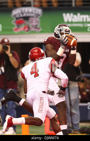 9 octobre 2010 - Arlington, Texas, United States of America - 9 octobre, 2011 :.Texas A&M Aggies WR Jeff Fuller (# 8) les captures d'une passe de touché de 31 verges vers la fin du deuxième trimestre, au-dessus de la tête de l'Arkansas S Craftsman aspirateur avale-Crim Rudell (# 4). Craftsman aspirateur avale l'Arkansas défait le Texas A&M Aggies 24-17 au Cowboys Stadium à Arlington, TX. (Crédit Image : © Anthony Vasser Southcreek/global/ZU Banque D'Images