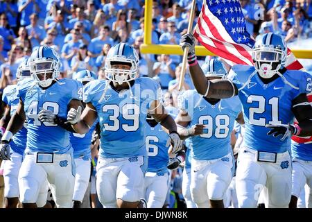 9 octobre 2010 - Chapel Hill, North Carolina, United States of America - joueur de la Caroline du Nord prendre le domaine .Caroline du Nord bat Clemson 21-16 au stade de Kenan à Chapel Hill en Caroline du Nord. (Crédit Image : © Anthony Barham/global/ZUMApress.com) Southcreek Banque D'Images