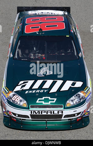 9 octobre 2010 - Fontana, California, United States of America - Sprint Cup Series driver Dale Earnhardt Jr. dans l'Amp Energy Juice / National Guard # 88 voiture sort du garage et s'éteint pour quelques tours pendant la pratique Pepsi Max 400 pratique de l'Auto Club Speedway. (Crédit Image : © Brandon Parry/global/ZUMApress.com) Southcreek Banque D'Images