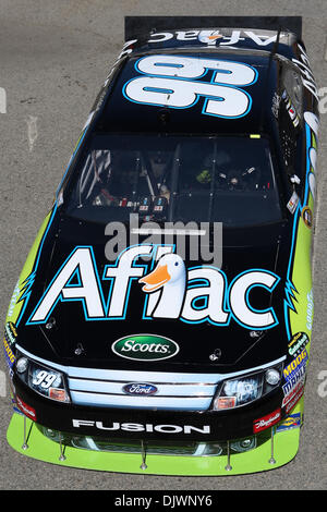 9 octobre 2010 - Fontana, California, United States of America - Sprint Cup Series driver Carl Edwards dans la voiture # 99 Aflac sort du garage et s'éteint pour quelques tours pendant la pratique Pepsi Max 400 pratique de l'Auto Club Speedway. (Crédit Image : © Brandon Parry/global/ZUMApress.com) Southcreek Banque D'Images