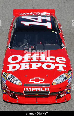 9 octobre 2010 - Fontana, California, United States of America - pilote Coupe Sprint Tony Stewart dans l'Office Depot / Old Spice # 14 voiture sort du garage et s'éteint pour quelques tours pendant la pratique Pepsi Max 400 pratique de l'Auto Club Speedway. (Crédit Image : © Brandon Parry/global/ZUMApress.com) Southcreek Banque D'Images