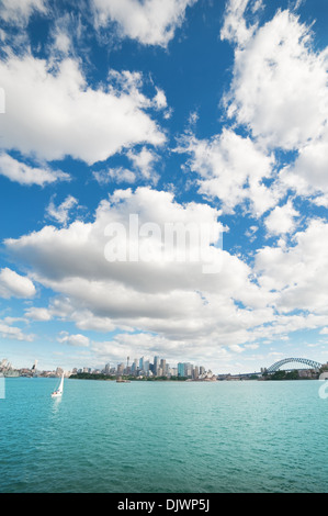 Nuages sur l'horizon de Sydney avec City Central Business District et Sydney Harbour Bridge. Très grand angle Banque D'Images