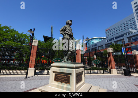 'Babe Babe Ruth's Dream' statue à l'extérieur de l'Oriole Park (home of Baltimore Orioles), l'hôtel Hilton en arrière-plan, Baltimore, USA Banque D'Images
