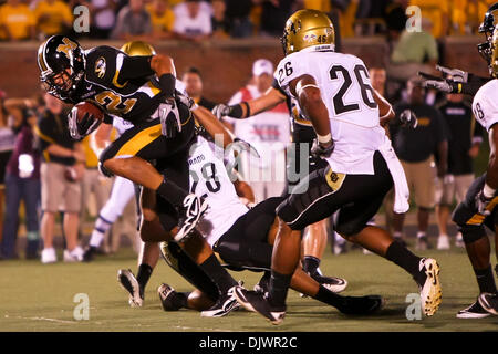 9 octobre 2010 - Columbia, Missouri, United States of America - Missouri Tigers tight end Michael Egnew (82) brise les Colorado Buffaloes défenses pour marquer un touché lors d'un match entre le Missouri Tigers et Colorado Buffaloes sur Faurot Field au Memorial Stadium sur le campus de l'Université du Missouri à Columbia (Missouri). Les Tigres défait les buffles 26-0 (Cr Banque D'Images