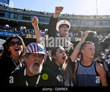 10 octobre 2010 - Oakland, CA, USA - Oakland Raiders vs San Diego Chargers au Oakland-Alameda County Coliseum, dimanche 10 octobre 2010. La semaine de la flotte dans la région de la baie, le Trou Noir fans ont ajouté une Marine à la foule..beat Raiders 35 Chargeurs à 27. (Crédit Image : © Al/ZUMApress.com) Golub Banque D'Images