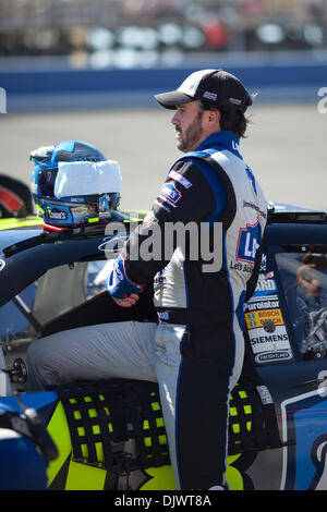 10 octobre 2010 - Fontana, CA, États-Unis d'Amérique - Jimmie Johnson (48) entre dans son Lowes/Jimmie Johnson Foundation Chevrolet au début de la course. Johnson est venu à travers la finale à la 3ème place. (Crédit Image : © Josh Chapelle/ZUMApress.com) Southcreek/mondial Banque D'Images