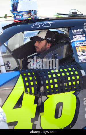 10 octobre 2010 - Fontana, CA, États-Unis d'Amérique - Jimmie Johnson (48) entre dans son Lowes/Jimmie Johnson Foundation Chevrolet au début de la course. Johnson est venu à travers la finale à la 3ème place. (Crédit Image : © Josh Chapelle/ZUMApress.com) Southcreek/mondial Banque D'Images