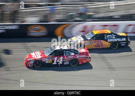 10 octobre 2010 - Fontana, CA, États-Unis d'Amérique - Tony Stewart (14) dans l'Office Depot/Old Spice Chevrolet passe Jeff Burton (31) dans la chenille de Chevrolet. Tony Stewart a remporté la course. (Crédit Image : © Josh Chapelle/ZUMApress.com) Southcreek/mondial Banque D'Images