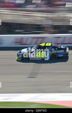 10 octobre 2010 - Fontana, CA, États-Unis d'Amérique - Jimmie Johnson (48) courses par dans son Lowes/Jimmie Johnson Foundation Chevrolet. Johnson est venu à travers la finale à la 3ème place. (Crédit Image : © Josh Chapelle/ZUMApress.com) Southcreek/mondial Banque D'Images