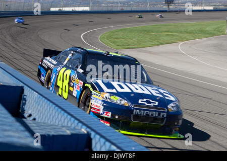 10 octobre 2010 - Fontana, CA, États-Unis d'Amérique - Jimmie Johnson (48) courses par dans son Lowes/Jimmie Johnson Foundation Chevrolet. Johnson est venu à travers la finale à la 3ème place. (Crédit Image : © Josh Chapelle/ZUMApress.com) Southcreek/mondial Banque D'Images