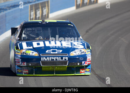 10 octobre 2010 - Fontana, CA, États-Unis d'Amérique - Jimmie Johnson (48) courses par dans son Lowes/Jimmie Johnson Foundation Chevrolet. Johnson est venu à travers la finale à la 3ème place. (Crédit Image : © Josh Chapelle/ZUMApress.com) Southcreek/mondial Banque D'Images